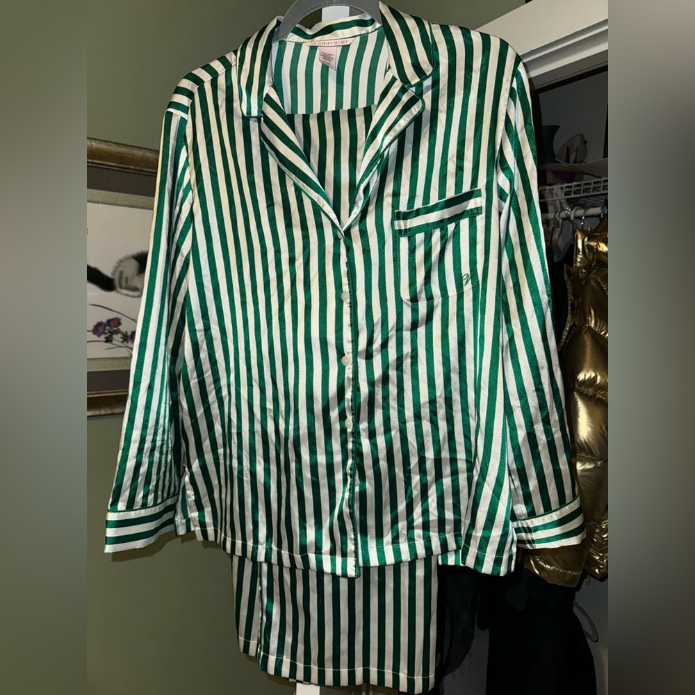 Green💚 Striped VS Satin PJ Set!